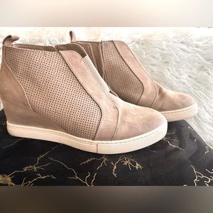 Women’s heeled sneaker shoe